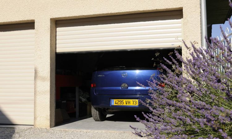 Pose de porte de garage enroulable Castellane à Saint-Symphorien-d'Ozon et sa région
