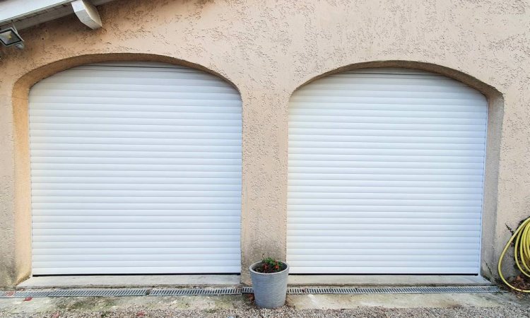 Pose de porte de garage enroulable Castellane à Saint-Symphorien-d'Ozon et sa région