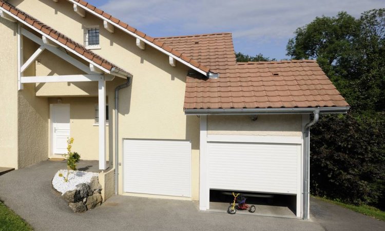 Pose de porte de garage enroulable Castellane à Saint-Symphorien-d'Ozon et sa région